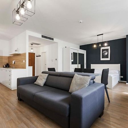 Lam Moon - Ac - Terrace Appartement Bratislava Buitenkant foto