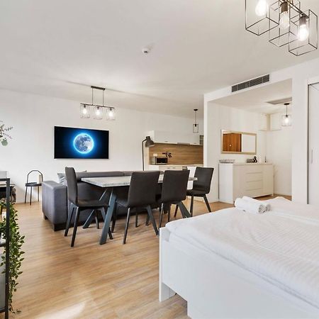 Lam Moon - Ac - Terrace Appartement Bratislava Buitenkant foto