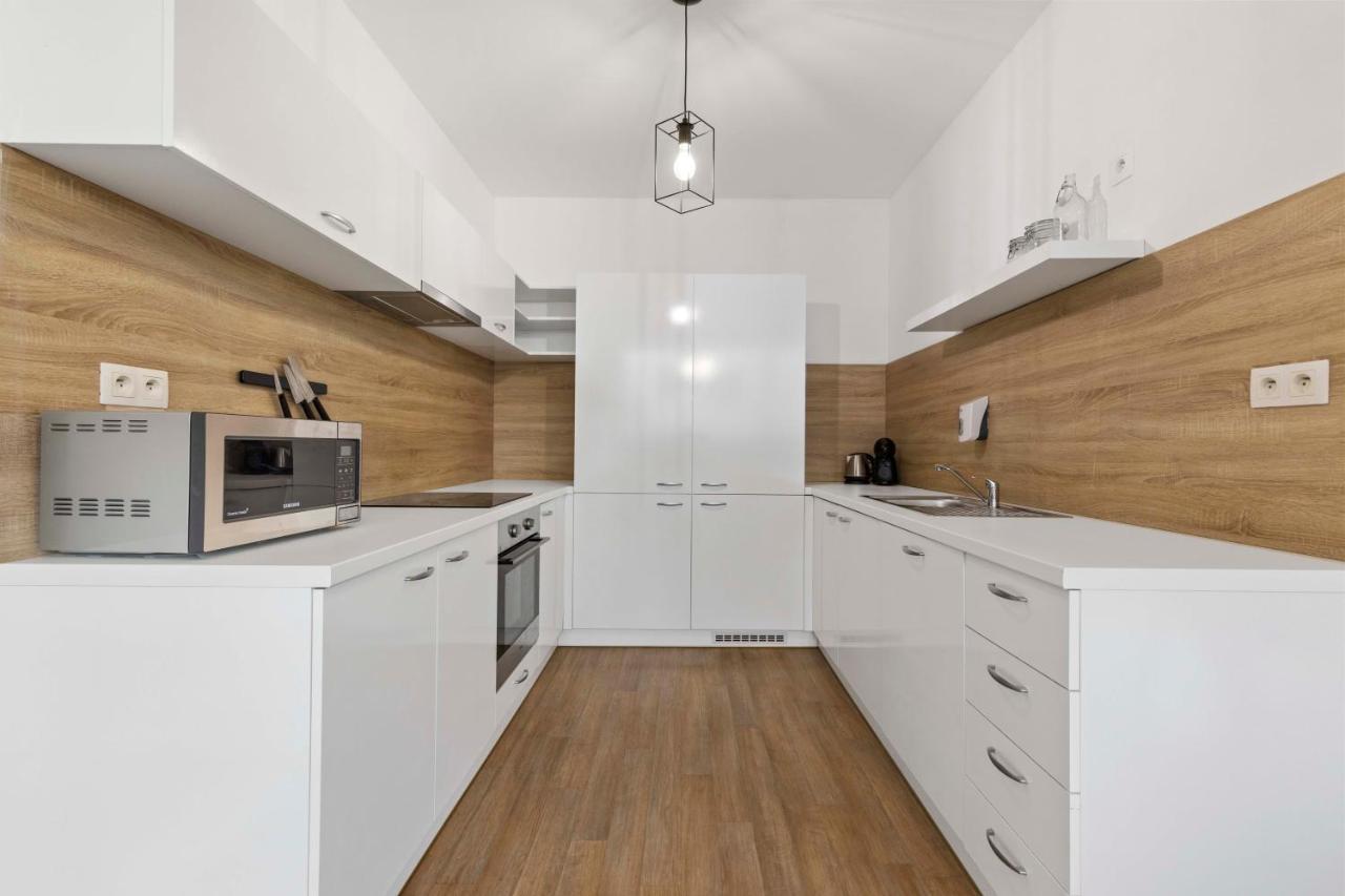Lam Moon - Ac - Terrace Appartement Bratislava Buitenkant foto